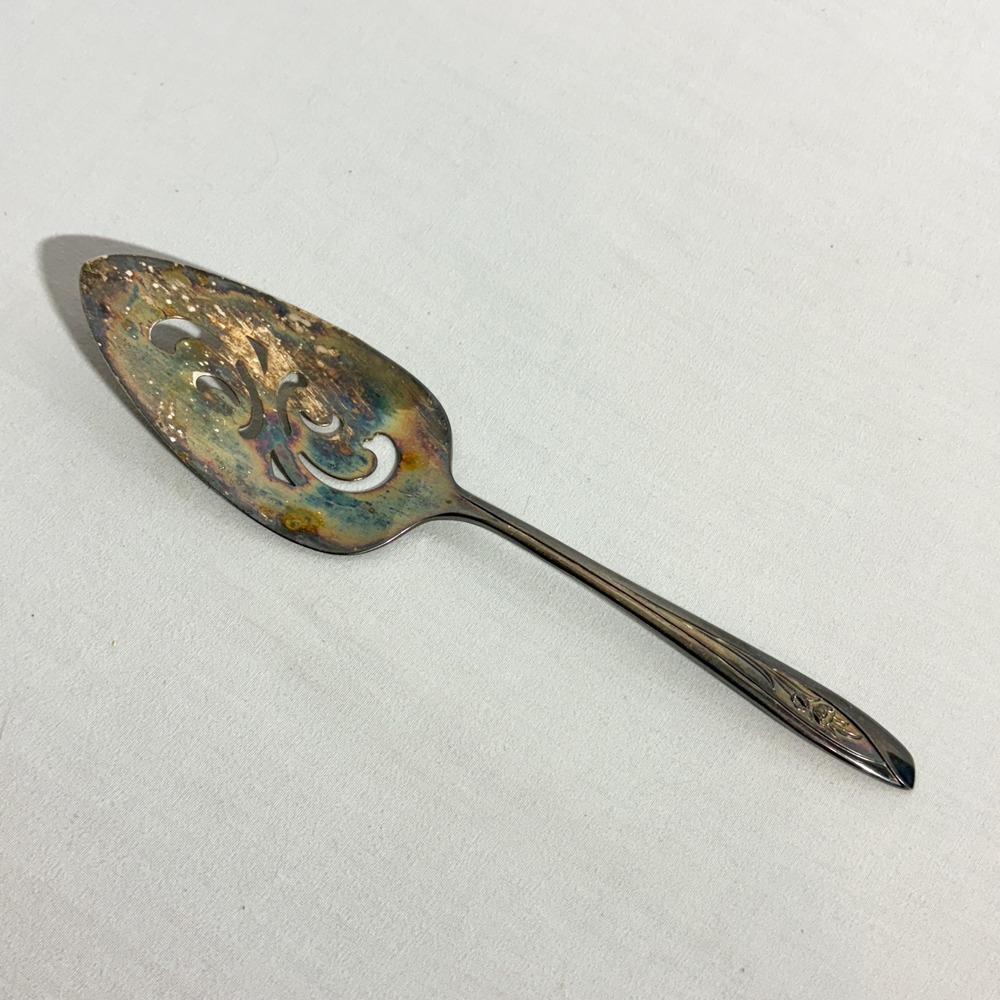 Vintage International Silver Tulip Pattern Pie Cake Server Patina Silverplate